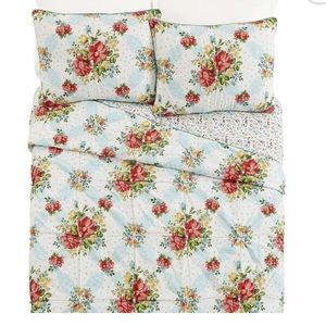 Pioneer women quilt with shams